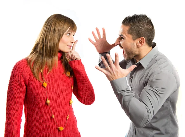 Бизнесмен кричит на свою девушку на белом фоне — стоковое фото