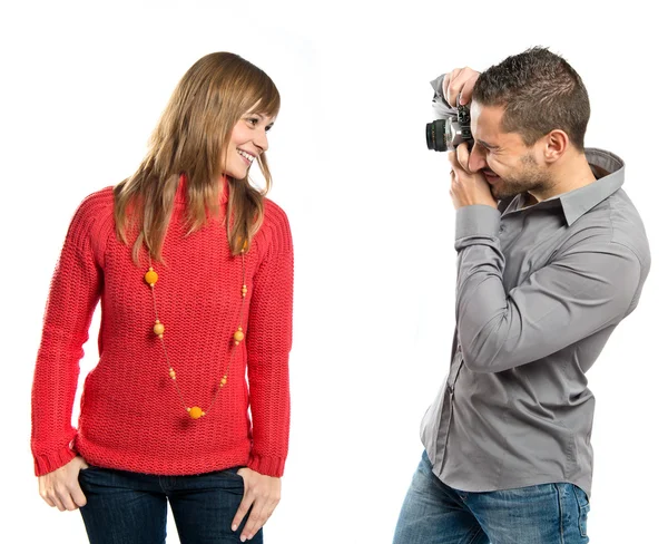 Uomo fotografare una ragazza su sfondo bianco — Foto Stock