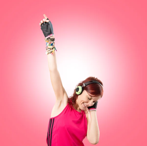 Joven chica del deporte bailando sobre fondo rosa —  Fotos de Stock