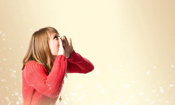 Junges Mädchen schreit über ockerfarbenen Hintergrund — Stockfoto