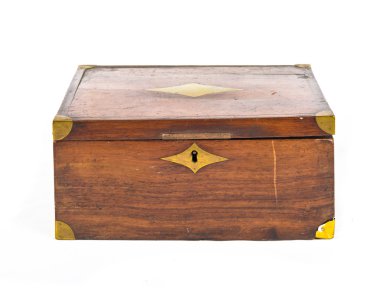 izole beyaz arka plan üzerinde kapalı ahşap kutu