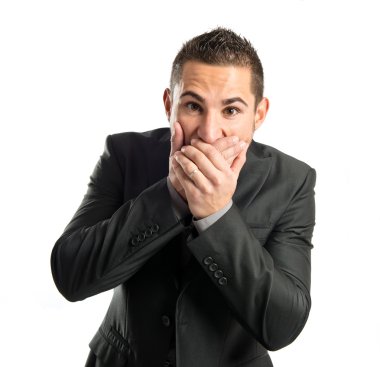 Beyaz arka plan üzerinde sürpriz bir jest yapan genç erkek