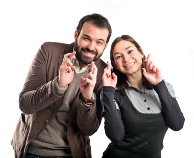 met hun vingers oversteken witte achtergrond (echt) paar 