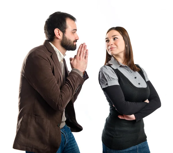 Mannen dat memorie op zijn vriendin op witte achtergrond — Stockfoto