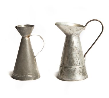 Beyaz arka plan üzerinde kupalar 