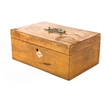 izole beyaz arka plan üzerinde kapalı ahşap kutu 