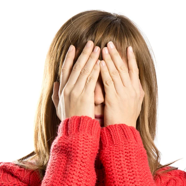 Joven chica cubriendo sus ojos sobre aislado blanco fondo —  Fotos de Stock