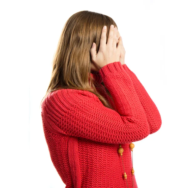 Jong meisje bedekken haar ogen over geïsoleerde witte achtergrond — Stockfoto