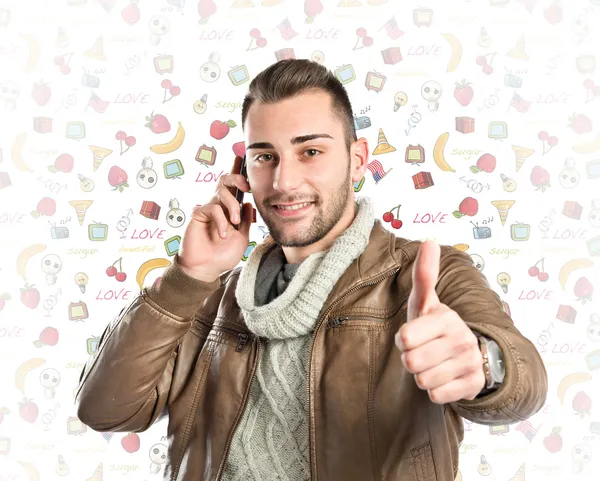 Giovani uomini d'affari che parlano con cellulare su sfondo icone colorate . — Foto Stock