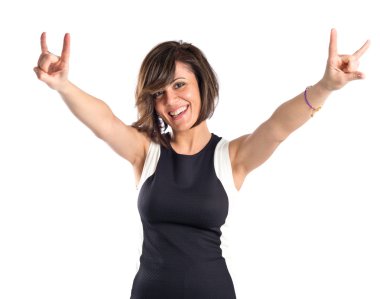 Beyaz arka plan üzerinde yetişkin kız yapma boynuz jest 