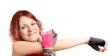 sevimli genç spor kız beyaz arka plan üzerinde uzanan 