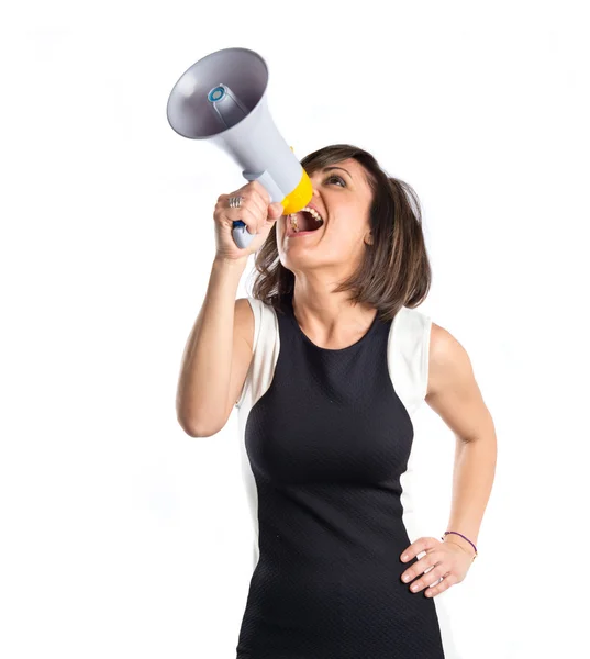 Hezká dívka křičí s megafon nad bílým pozadím — Stock fotografie