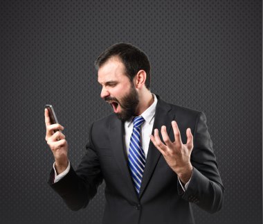 Genç İşadamları için telefon over bağırarak siyah arka plan. 