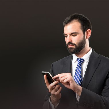 iş adamı siyah arka plan üzerinde bir ileti gönderme. 