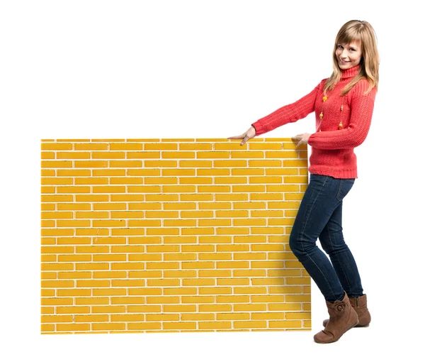 Menina loira jovem segurando cartaz vazio sobre fundo branco — Fotografia de Stock