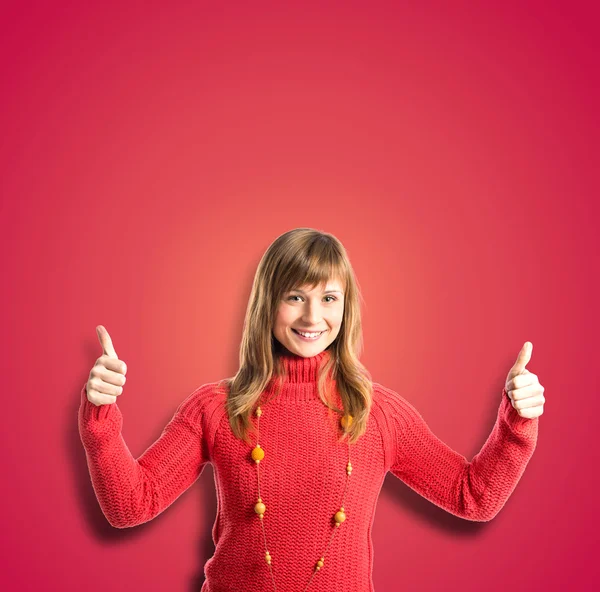 年轻姑娘做 ok 的手势，在红色的背景 — 图库照片