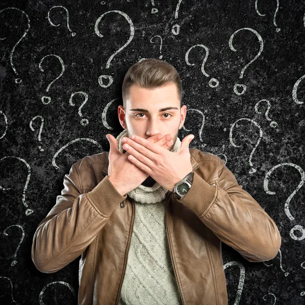 Bel homme avec sa bouche fermée par ses mains — Photo