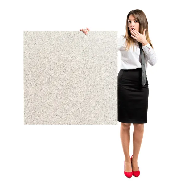 Podnikatelka drží transparent nad bílým pozadím — Stock fotografie