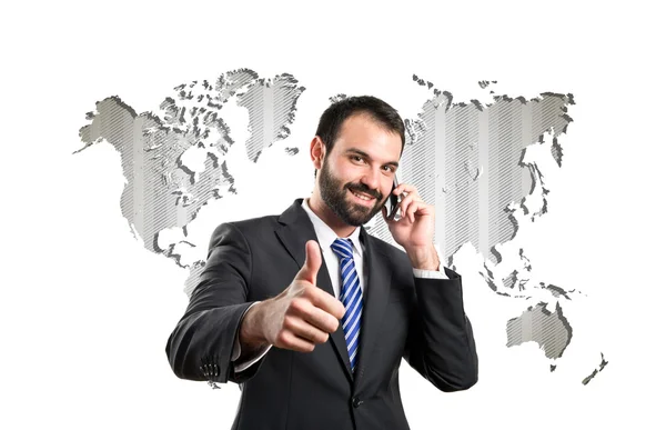 Jóvenes hombres de negocios hablando con móviles sobre el fondo del mapa mundial —  Fotos de Stock