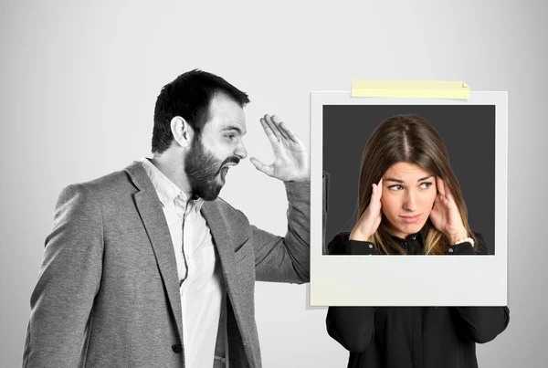 Podnikatel, křičel na svou přítelkyni šedé pozadí — Stock fotografie