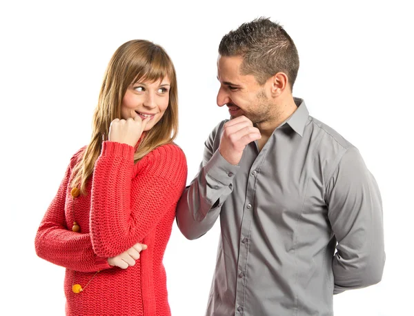 Casal olhando um para o outro sobre fundo branco — Fotografia de Stock