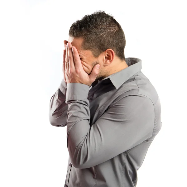 Mannen die betrekking hebben op zijn ogen op witte achtergrond — Stockfoto