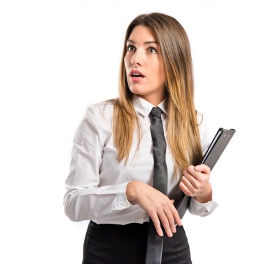 genç iş kadını beyaz arka plan üzerinde sürpriz jest yapıyor 