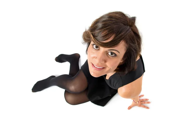 Dość brunetka kobieta siedzi na podłodze — Zdjęcie stockowe