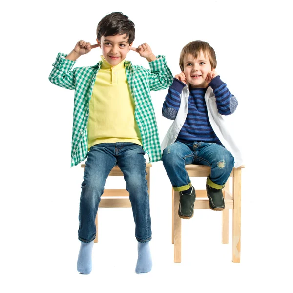 Meninos cobrindo seus ouvidos sobre fundo branco . — Fotografia de Stock