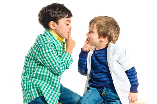 Des enfants faisant un geste de silence sur fond blanc — Photo