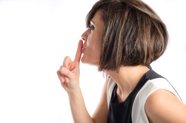 sessizlik jest yapmak güzel bir kadın beyaz izole 