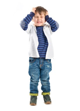 Beyaz arka plan üzerinde hayal kırıklığına uğramış çocuk 