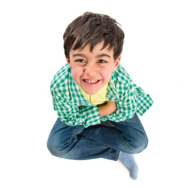izole beyaz arka plan üzerinde mutlu esmer çocuk 