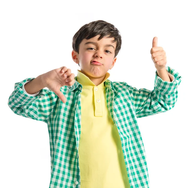 Niño haciendo Ok y mal gesto sobre fondo aislado — Foto de Stock