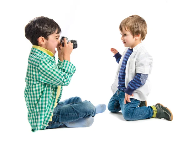 Jongen zitten en zijn vriend fotograferen op witte achtergrond — Stockfoto