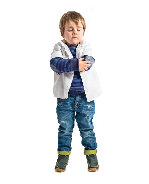 Niño con los brazos cruzados sobre fondo blanco —  Fotos de Stock