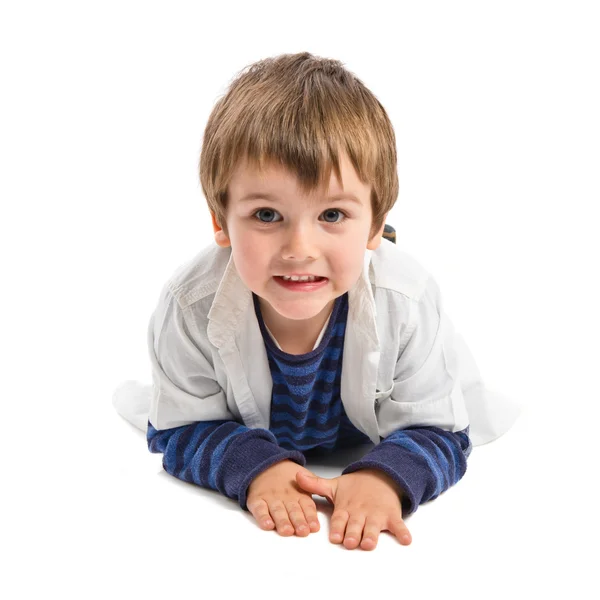 Lindo niño rubio en el suelo sobre fondo blanco — Foto de Stock