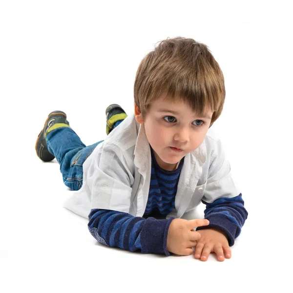 Lindo niño rubio en el suelo sobre fondo blanco — Foto de Stock