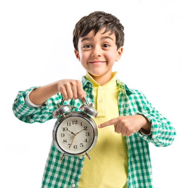 Garçon tenant une horloge antique sur fond blanc — Photo