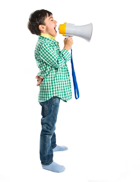 Barn skriker av megaphone över vit bakgrund — Stockfoto