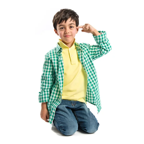 Kid een gek gebaar maken op witte achtergrond — Stockfoto