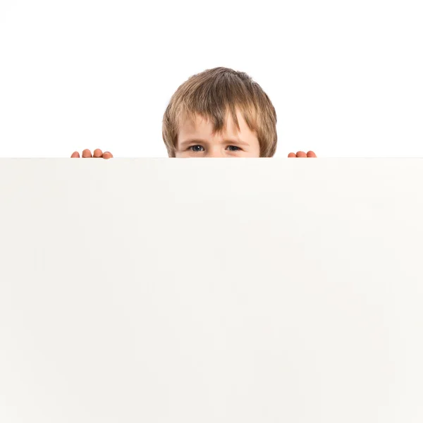 Kid segurando cartaz vazio sobre fundo branco — Fotografia de Stock