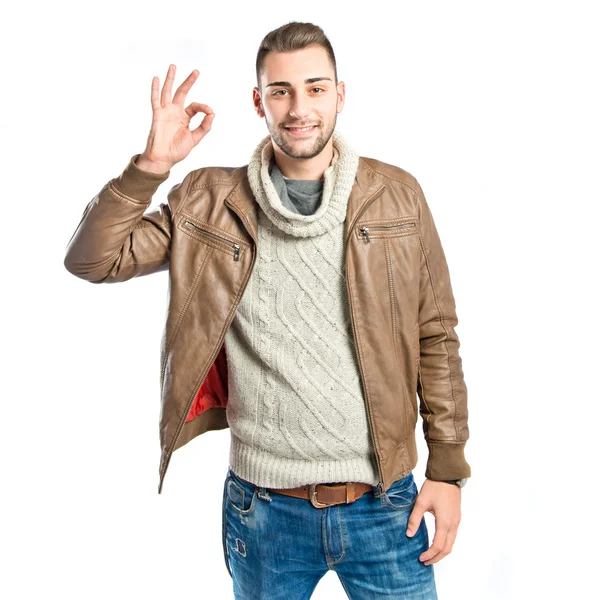 Hombre haciendo un gesto OK sobre fondo blanco aislado — Foto de Stock