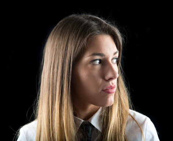 Junge Geschäftsfrau über isolierten schwarzen Hintergrund — Stockfoto