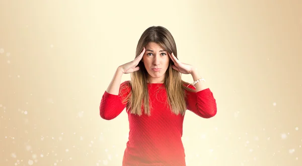 Menina bonito com dor de cabeça sobre fundo ocre isolado — Fotografia de Stock