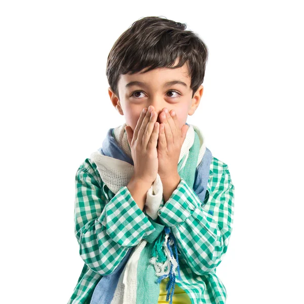 Kid täcker munnen över vit bakgrund — Stockfoto