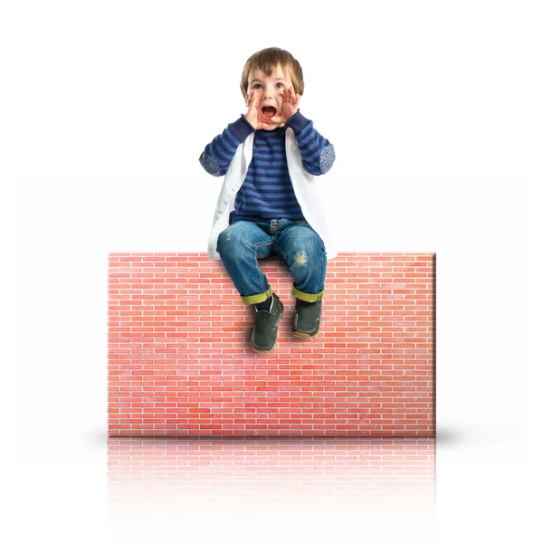 Niño gritando en pancarta rectangular — Foto de Stock