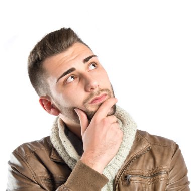 Beyaz arka plan üzerinde düşünme genç adam 