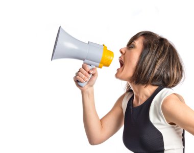 güzel kız beyaz zemin üzerinde bir megafon ile bağırarak 