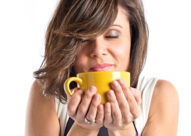 güzel kız beyaz arka plan üzerinde kahve kokulu 